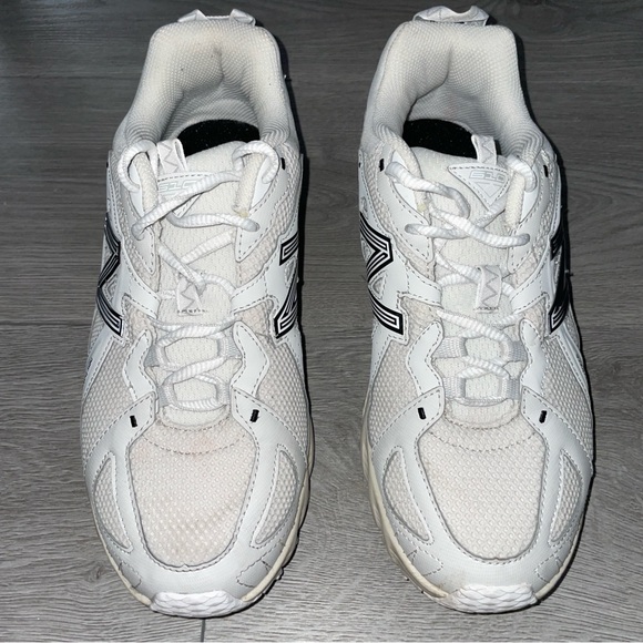 New Balance White and Black Sneakers with Chunky Midsole - Picture 5 of 12